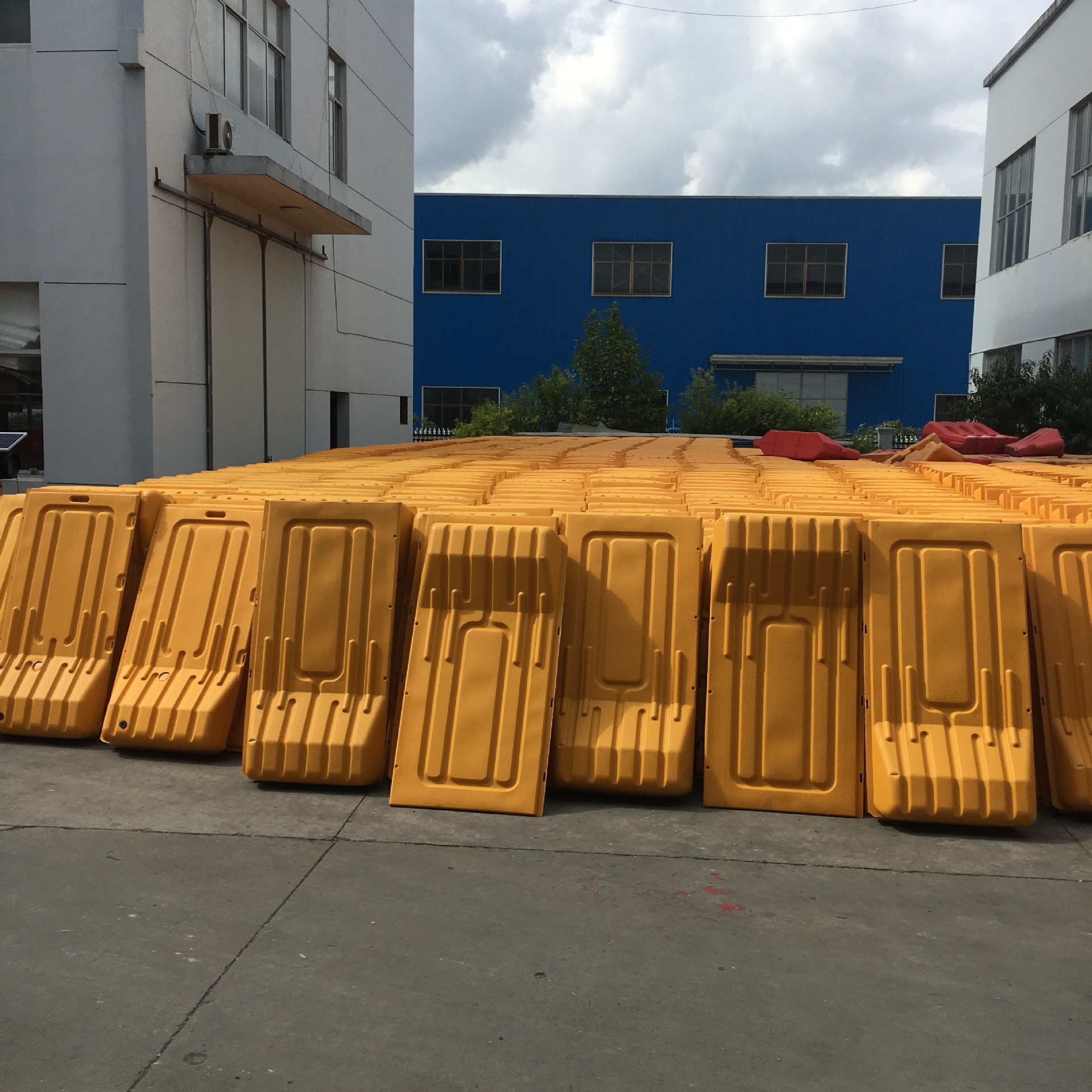 8米高市政围挡 优质塑料围挡 注水水马工程围挡 塑料围墙