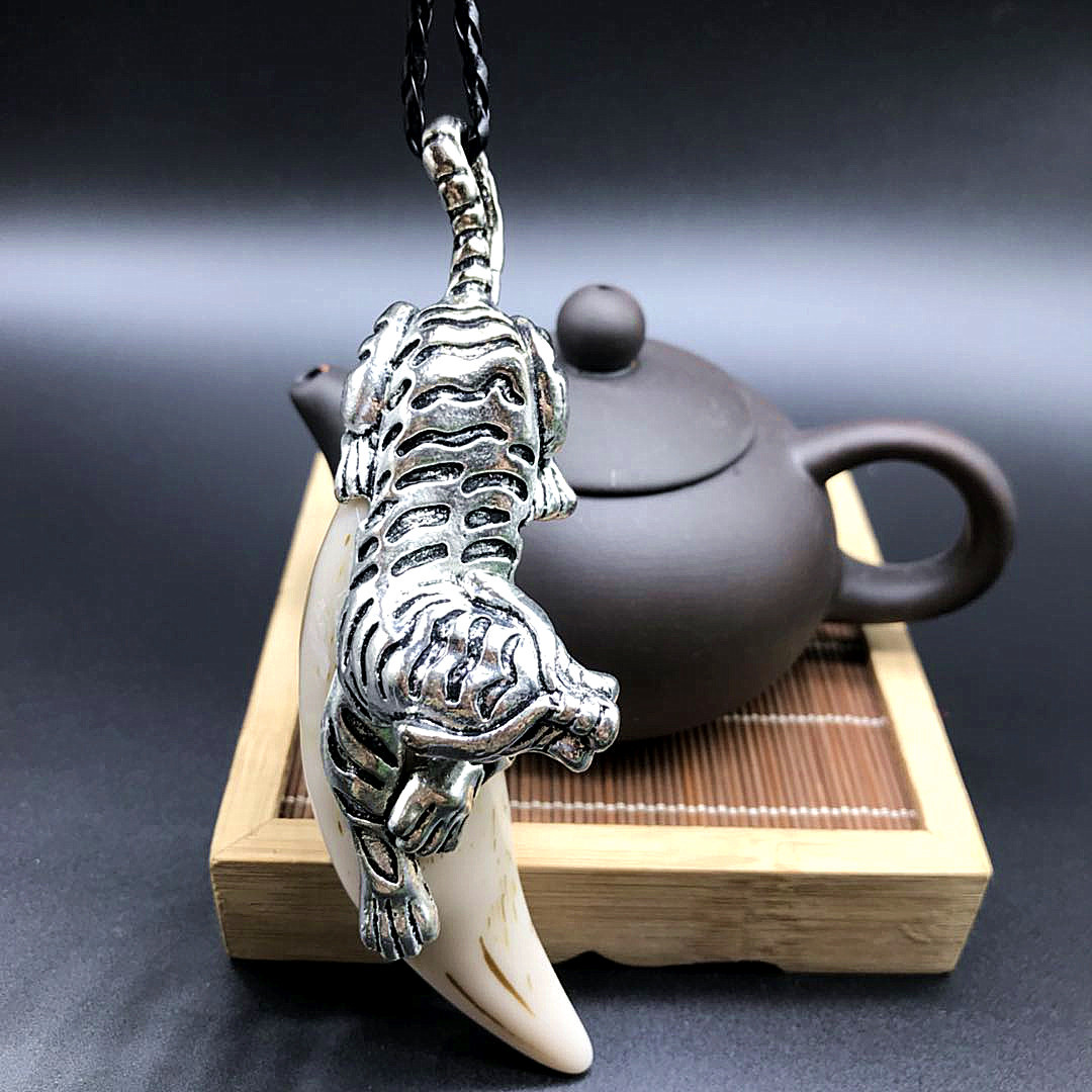 厂家直销精美仿古做旧骨雕牙雕挂件白铜老虎头镶牙齿吊坠挂饰