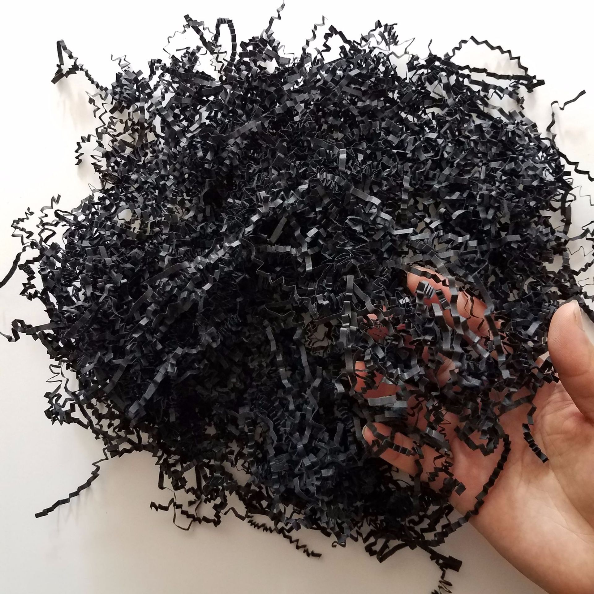 批发黑色人造碎草丝拉菲草 礼品盒填充碎纸丝包装黑色拉菲草