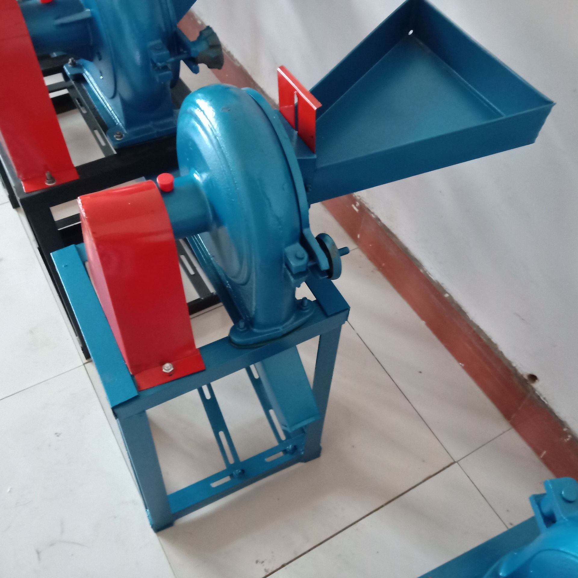 移动式小型磨粉机设备 中药材粉碎机 一风吹小钢磨价格白糖粉碎机