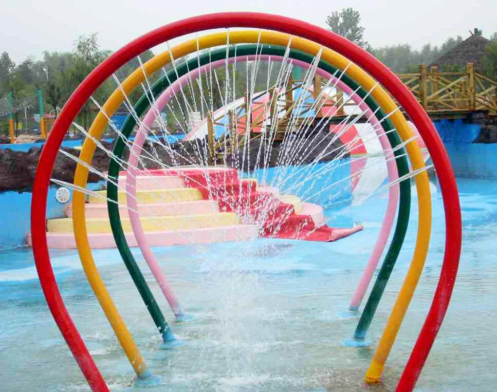 是各类小型戏水设备的统称,也是水上乐园必不可少的项目,戏水小品一般