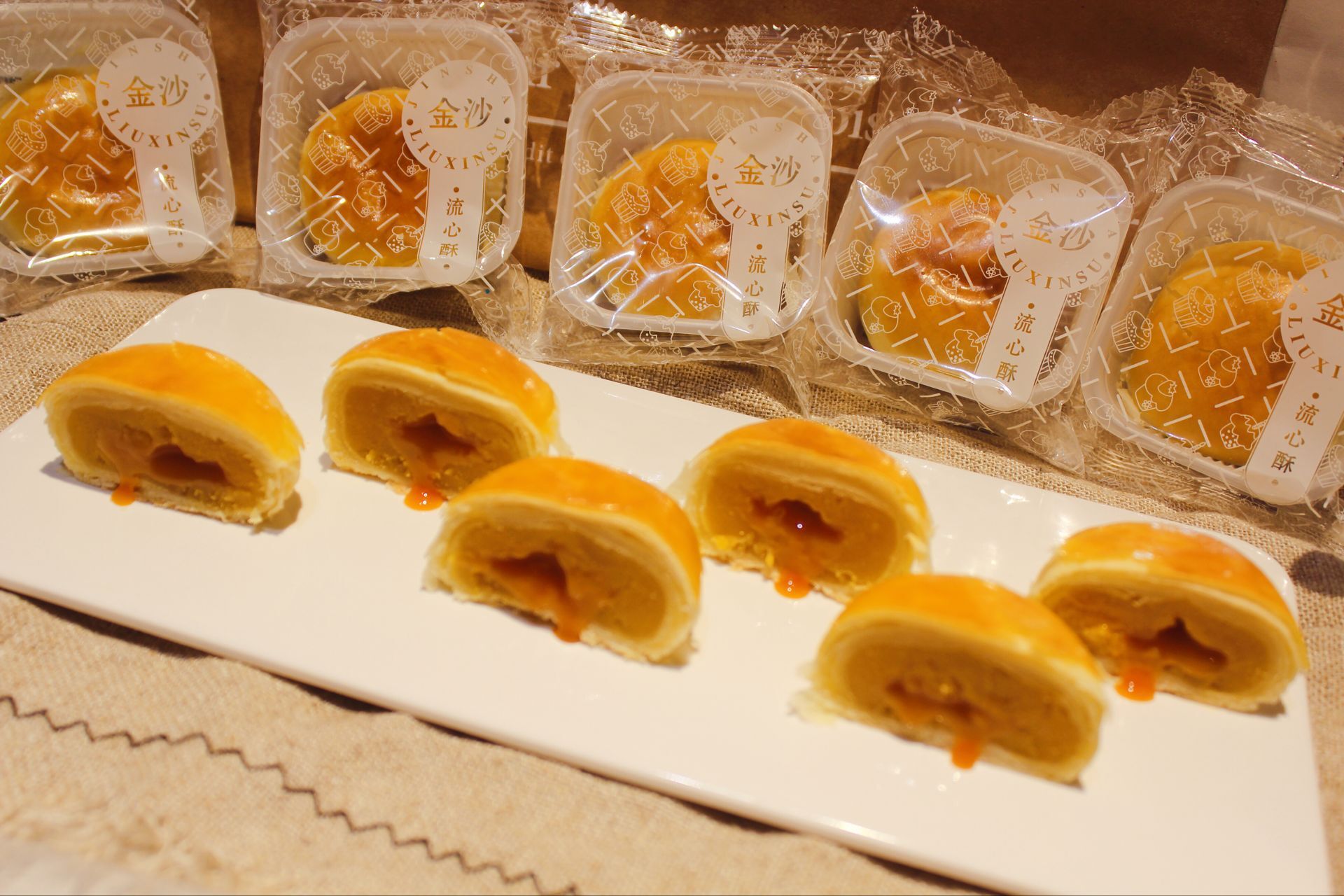 流心奶黄酥奶黄爆浆蛋黄酥金沙流心酥网红零食流心酥手工传统糕点