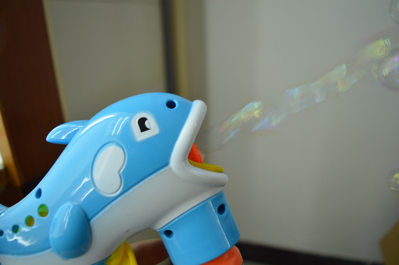 儿童玩具泡泡枪大号海豚惯性自动抽水吹泡泡枪带发光戏水玩具8654