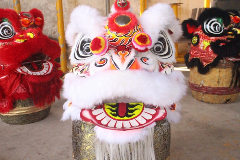 舞龙舞狮道具 醒狮道具 红白色狮子 南狮道具 舞狮子道具厂家批发