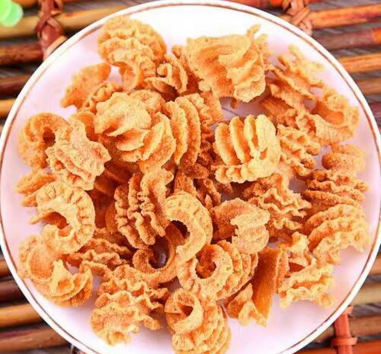 该生产线从配料,挤压膨化,成型,烘烤,调味直至成品可一次性