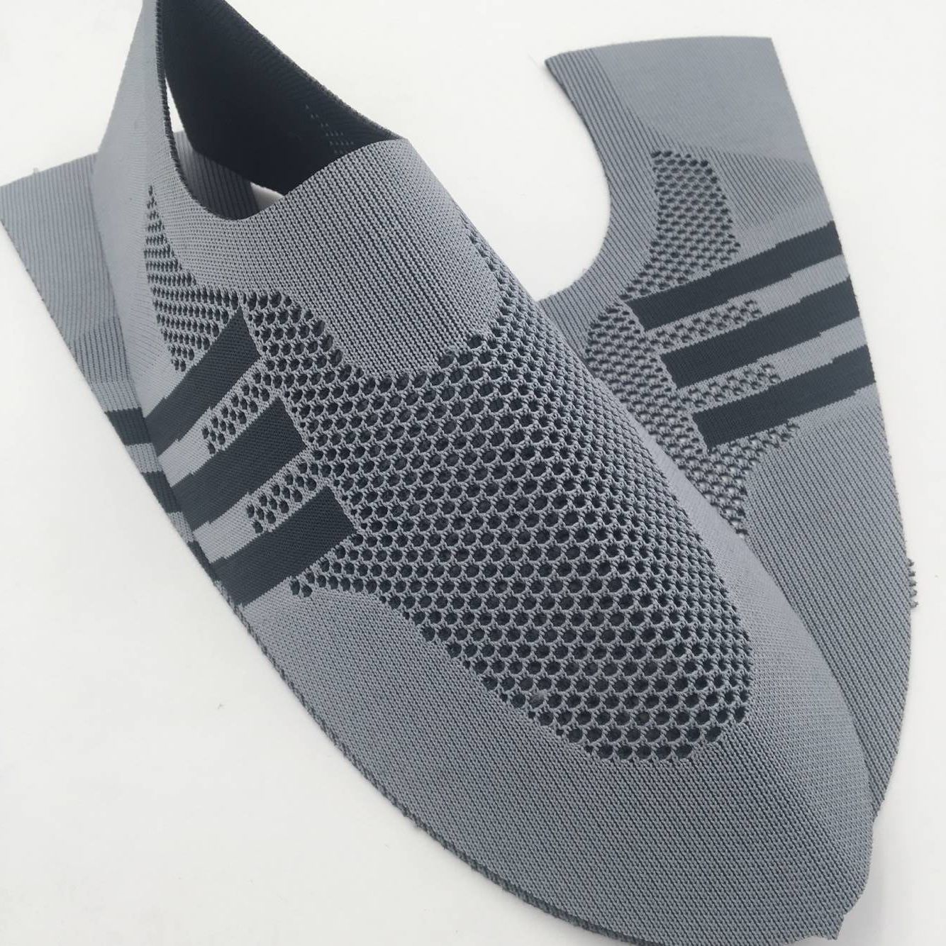 产品介绍和展示:第一,飞织鞋面一片成型,采用针织提花,花样,颜色多变