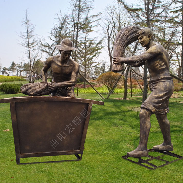 玻璃钢仿铜农耕秋收主题农民打粮食人物雕塑广场公园园林景观摆件