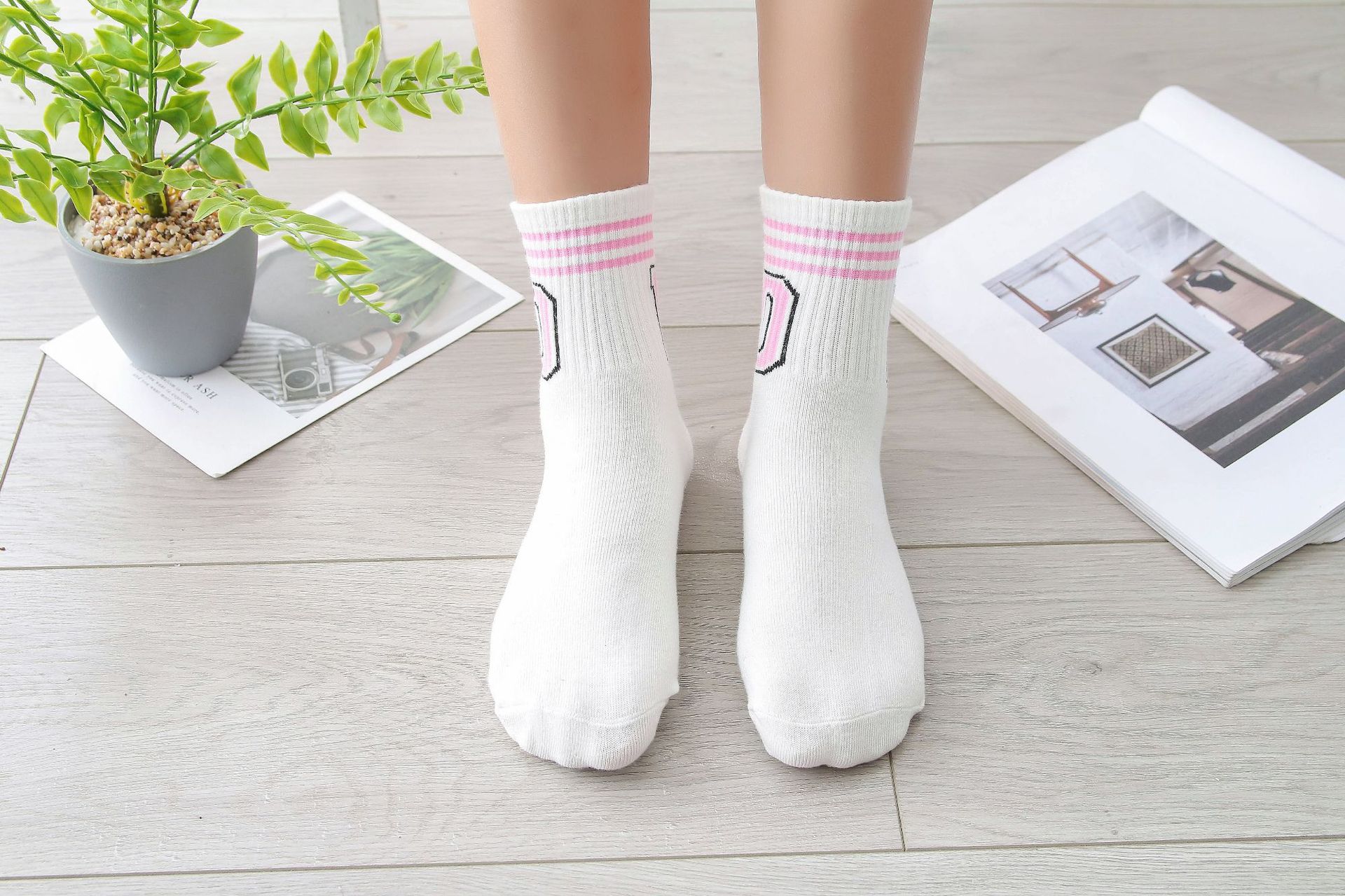 纯棉女士中筒袜三条杠女袜英文字母中筒袜棉袜运动袜子学地摊批发