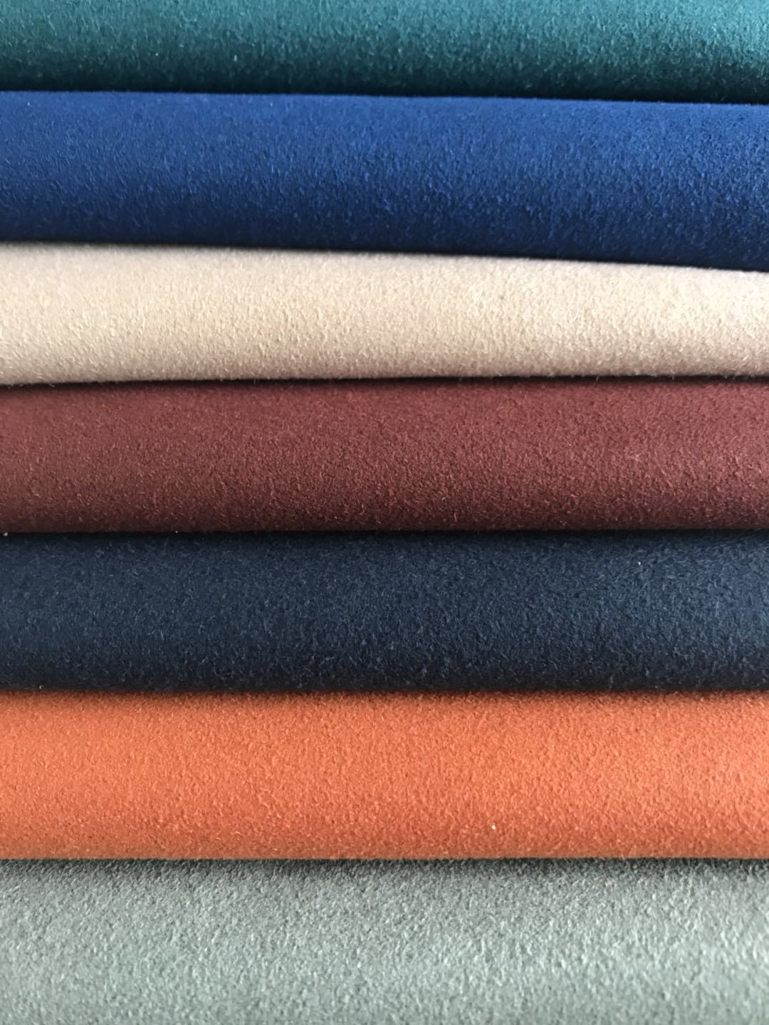 涤纶超纤过4以上色牢度翻毛皮麂皮面料抗起球鹿皮绒价格便宜
