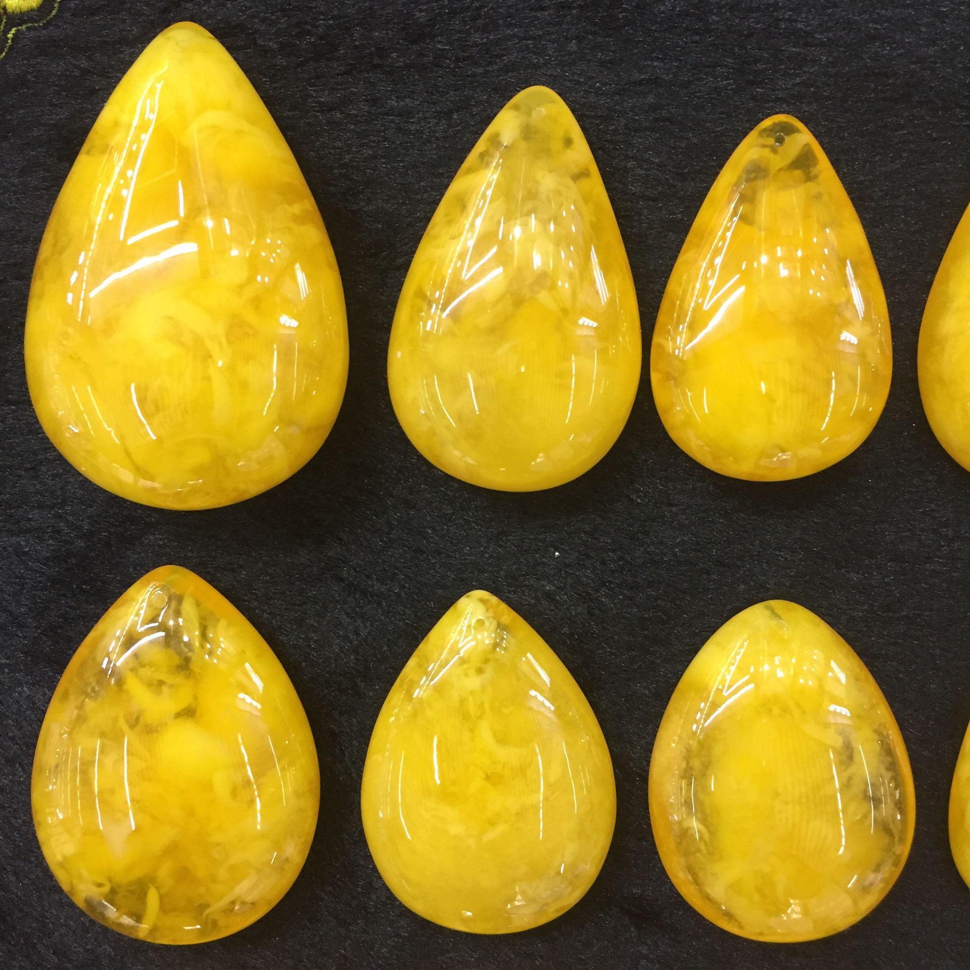 厂家直销二代浮盐水泛荧光琥珀蜜蜡金包蜜吊坠挂件