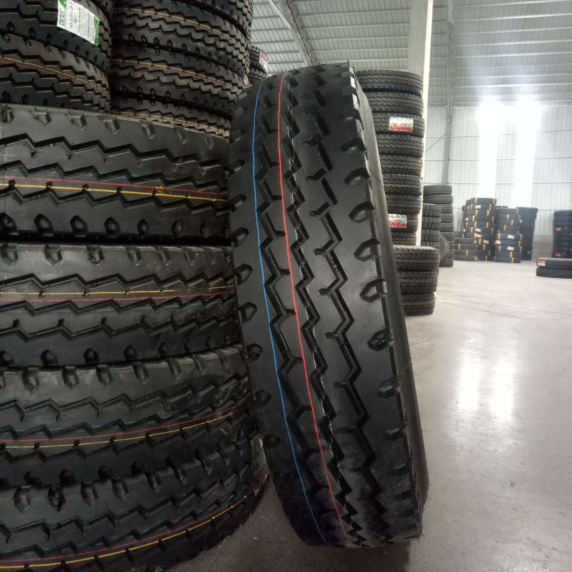 货车轮胎 1100r20 子午线钢丝轮胎 出口内销 大量现货 iso证书全