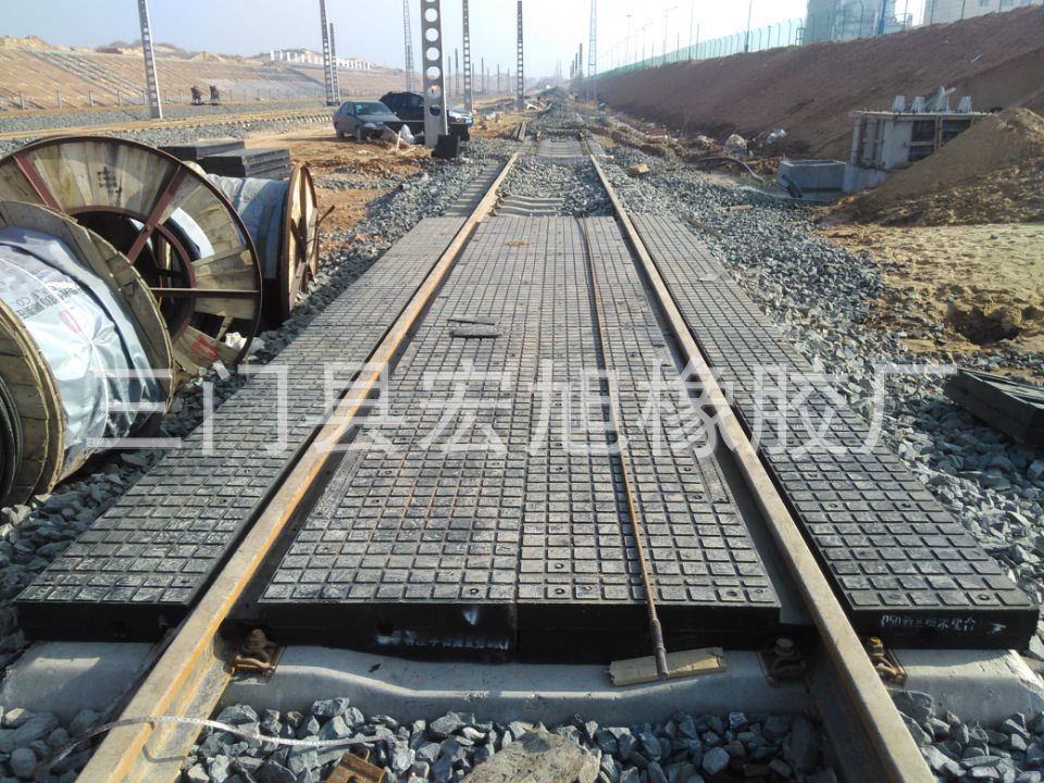 铁路专用橡胶道口铺面板 耐磨耐用橡胶道口板 地铁平面橡胶铺面板