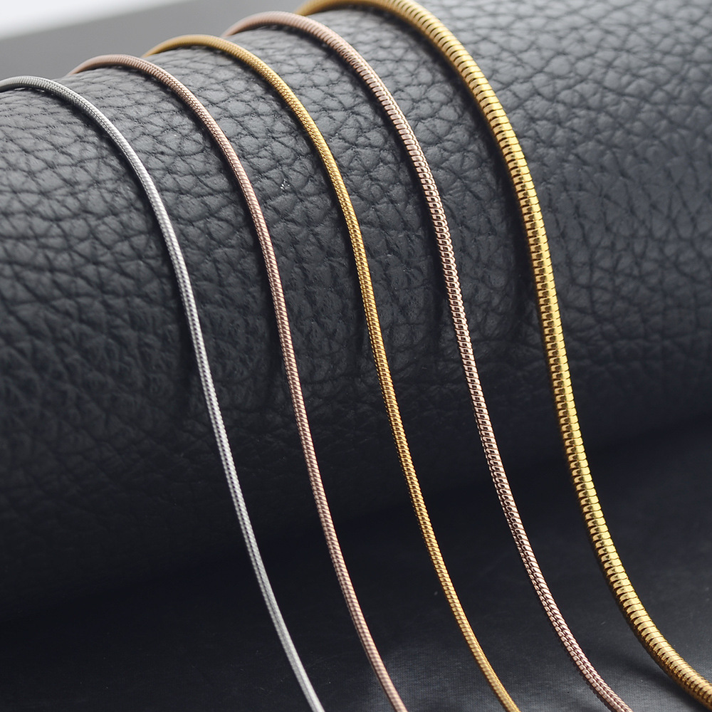 嘻哈个性圆蛇骨链项链男女钛钢锁骨链单链吊坠挂坠不锈钢时尚配链