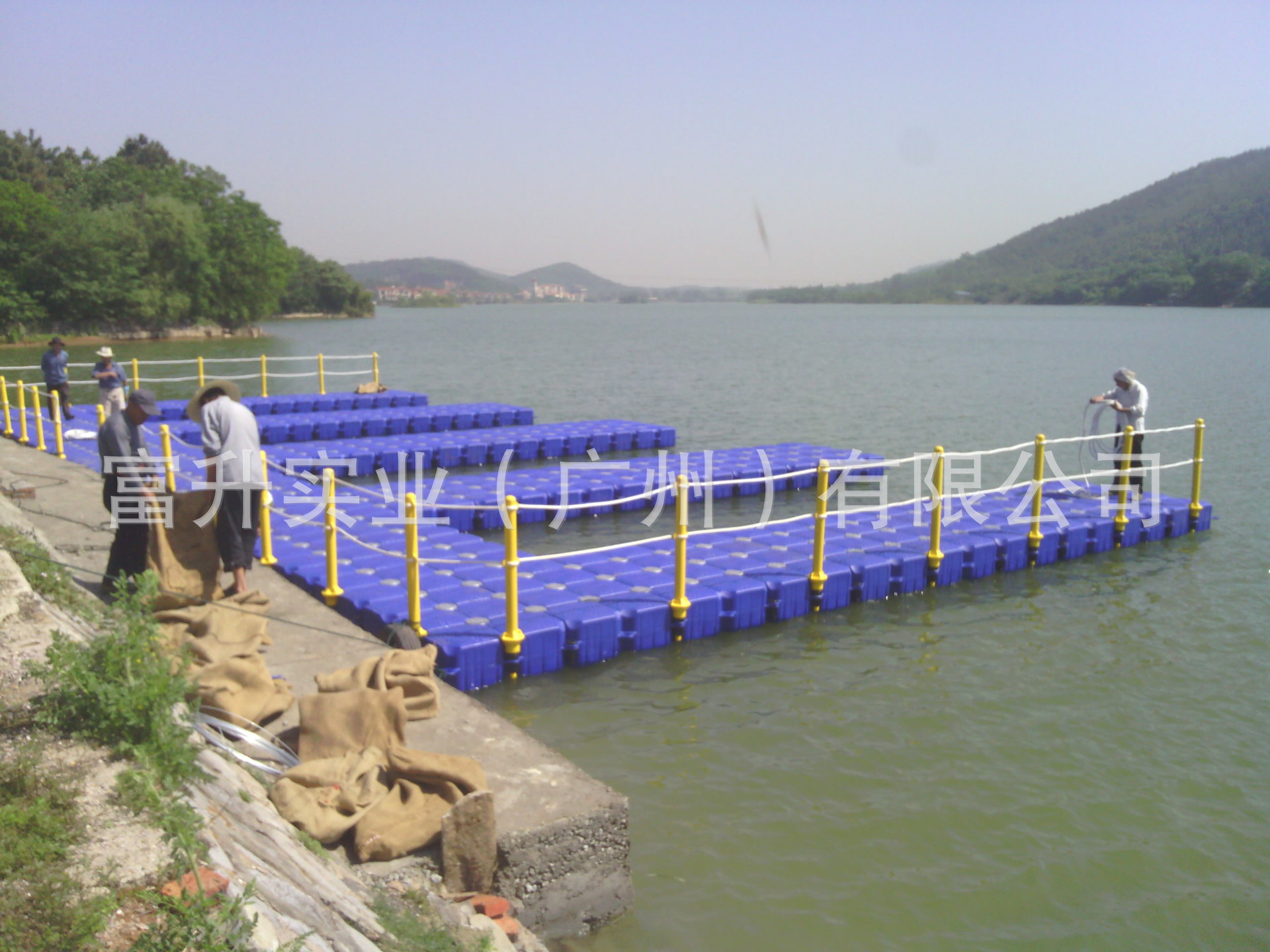 简易塑料浮筒码头浮桥栈道湖泊水库浮动休闲娱乐水上钓鱼平台