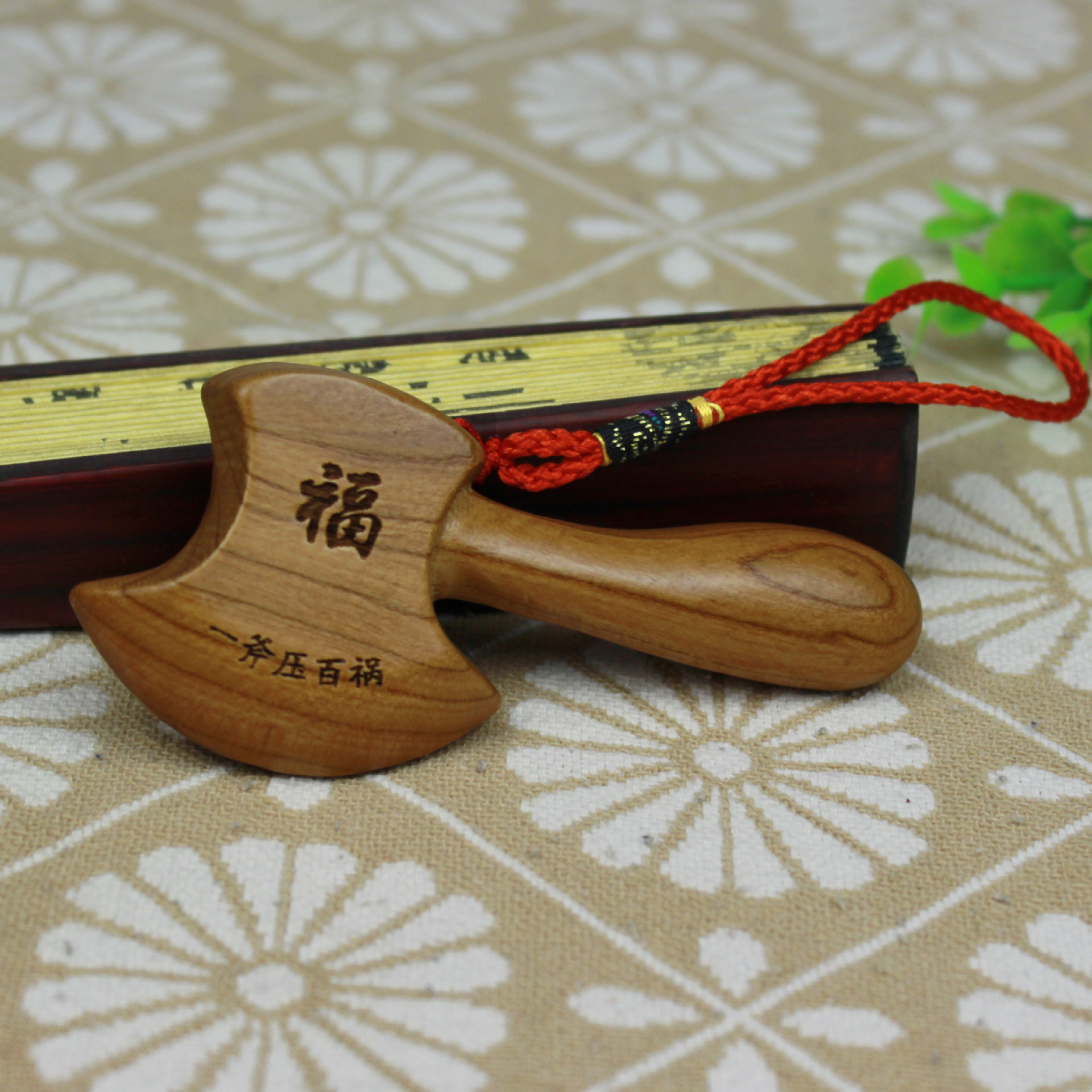 少数民族风格桃木