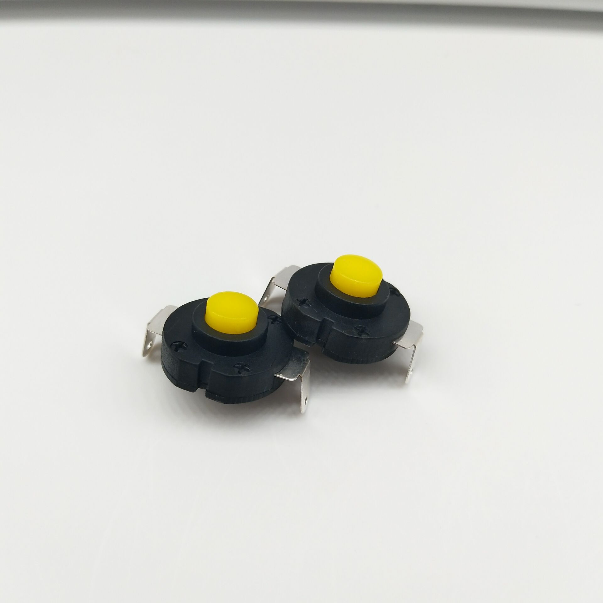 玩具开关13*14手电筒黄色按钮开关自锁类型