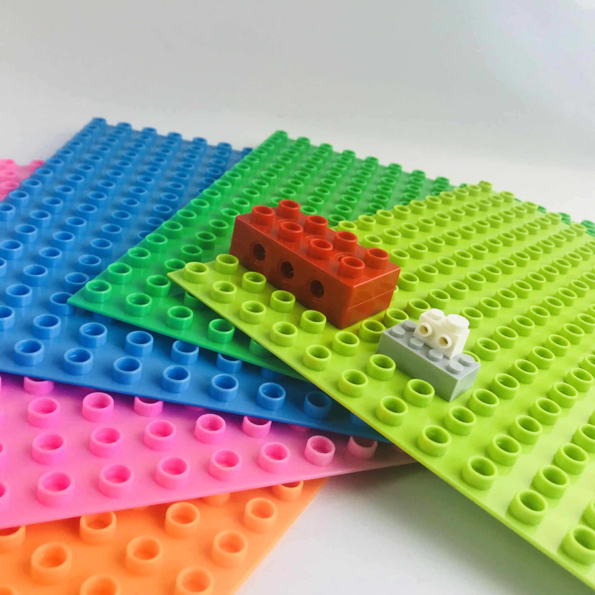 16×16孔大颗粒小颗粒互相兼容积木大底板256直角积木墙25*25cm