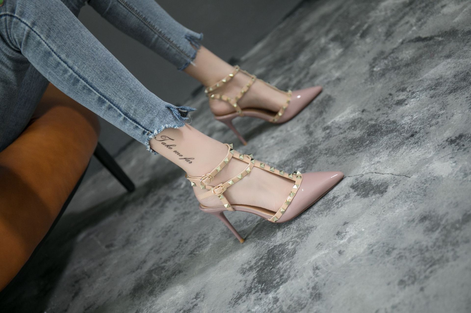 欧美性感铆钉凉鞋女后空丁字脚环一字扣细跟包头凉鞋高跟婚宴女鞋