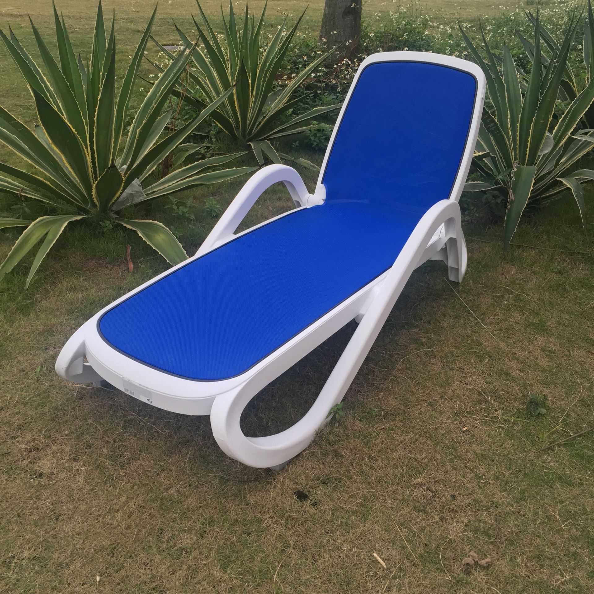 意大利进口工程塑料沙滩躺椅泳池休闲椅酒店阳台休闲躺椅