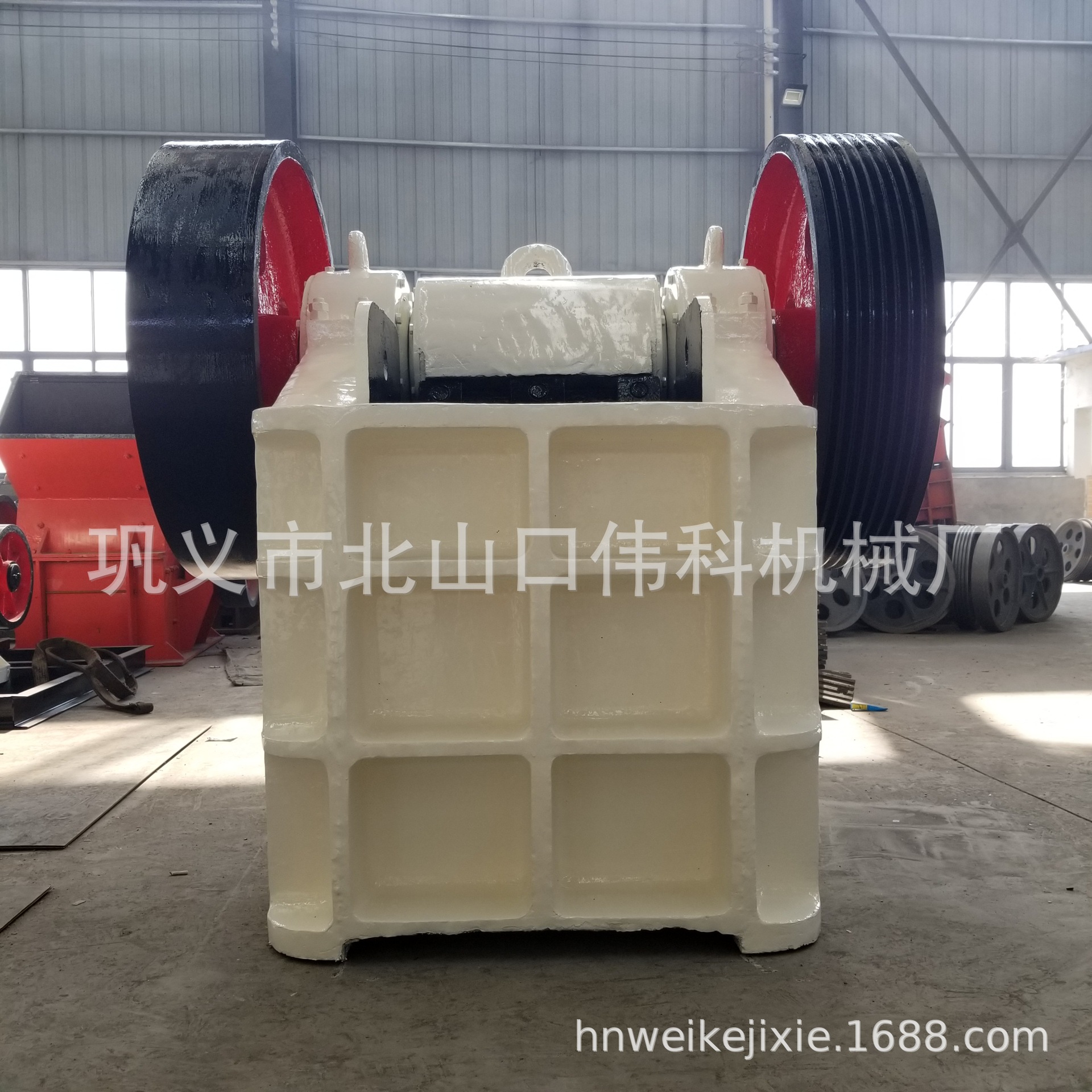 动鄂板在拉杆,弹簧的作用下,离开固定鄂板,此时已破碎物料从破碎腔下