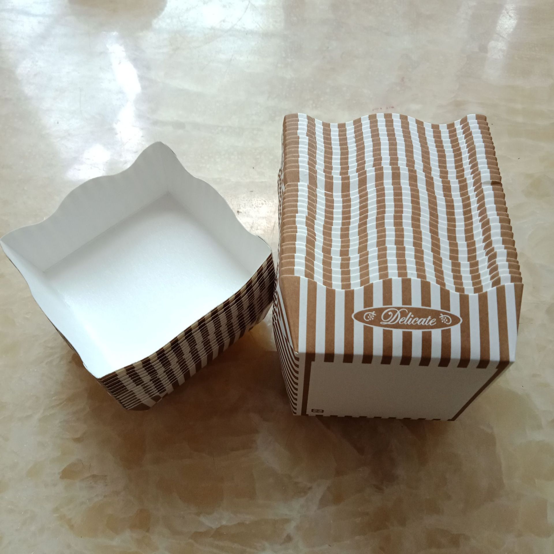 厂家供应慕斯蛋糕底托方形淋膜面包纸托西点甜品纸盒现货一次性