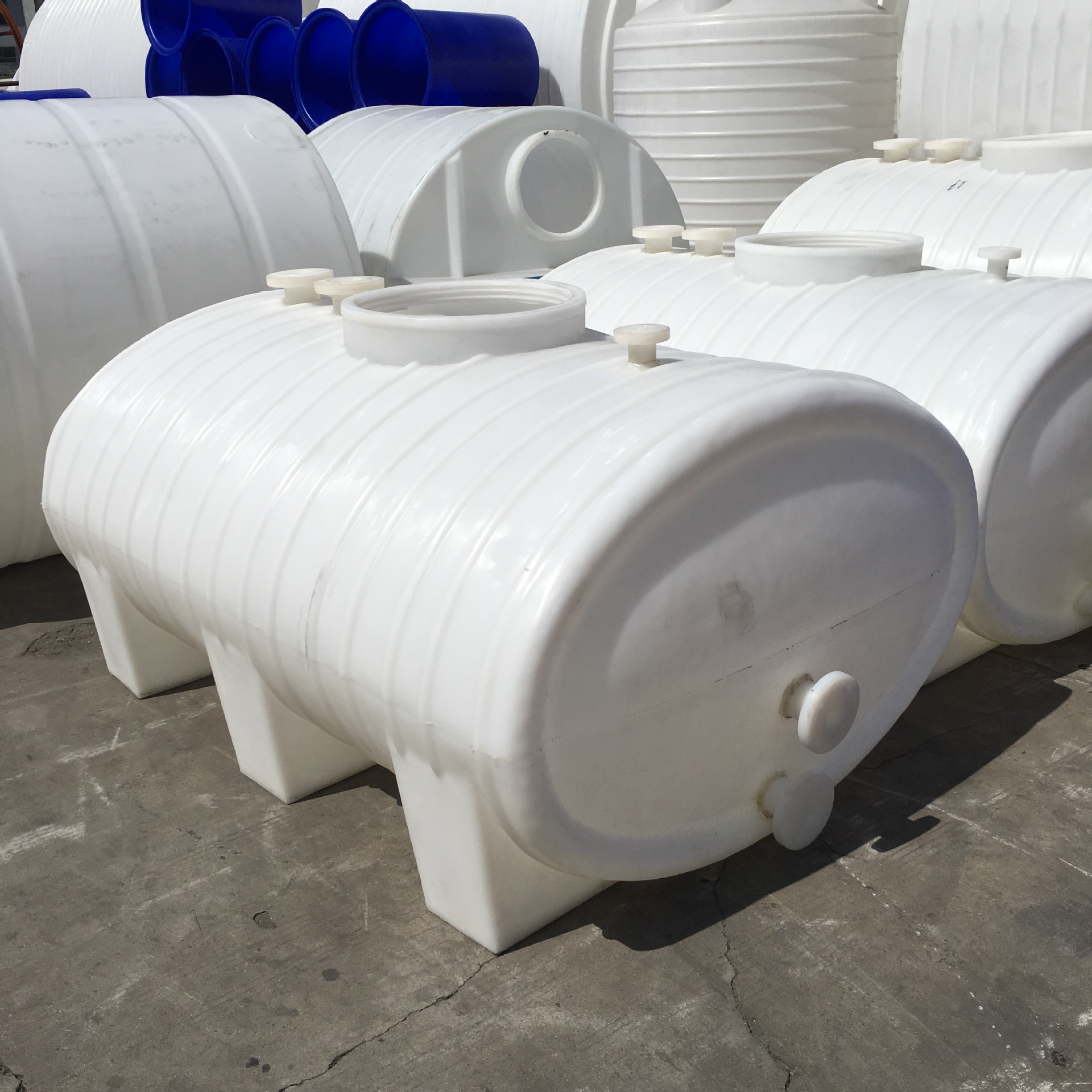 苏州2吨卧式储罐pe车载水箱化工塑料储罐加厚家用水塔柴油运输桶