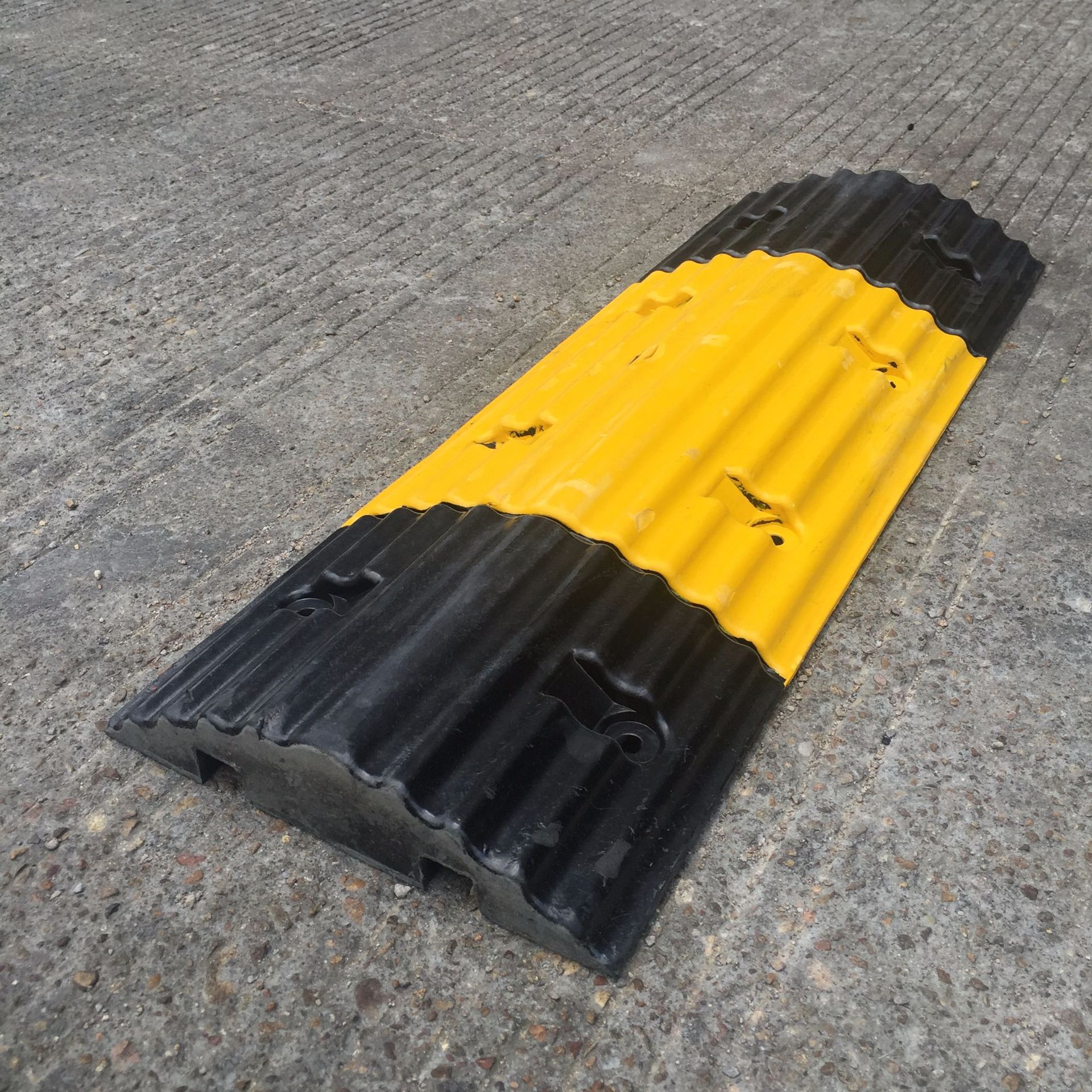 橡胶减速带800*300*60厚分道陇减速板 地下车库道路缓冲带