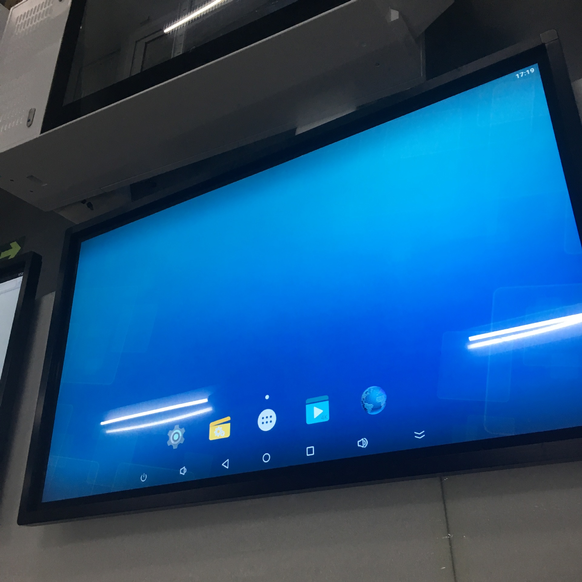 7578寸黑色壁挂触摸一体电视看板 触摸广告机壁挂叫号机红外多点