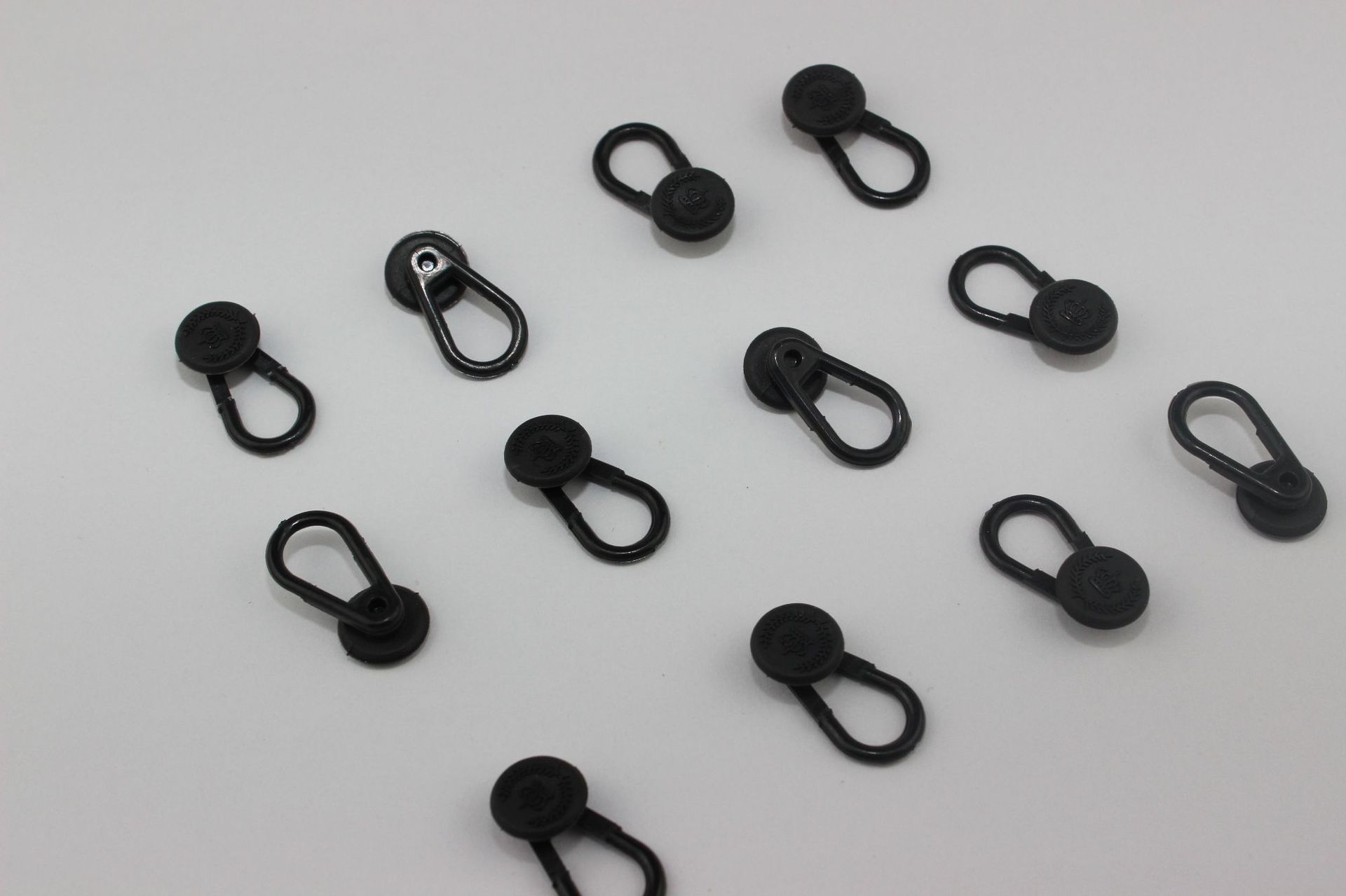 本公司专业生产各种规格的弹簧扣,延长扣,锌合金狗扣,钩扣,箱包锁扣