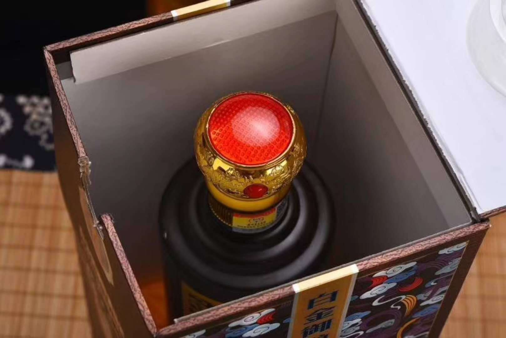 茅台集团 白金酒v8 白酒批发 茅台镇特产53°酱香型 (茅香型)