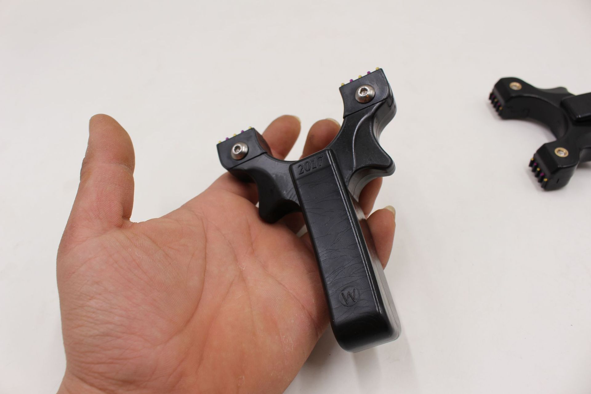 厂家直销天龙黑旋风反曲扁皮筋带瞄点弹弓 竞技弹弓批发