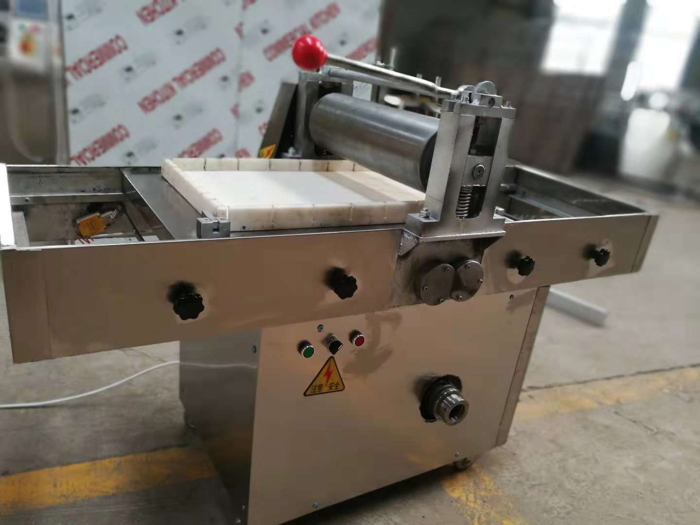 供应鸡蛋酥花生糖酥米花糖立式单辊来回压往复式压块机