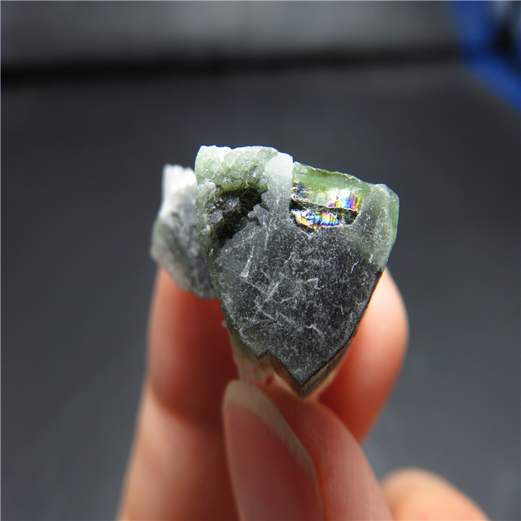 粉绿双色碧玺 天然宝石 原石 巴基斯坦宝石 矿标 矿晶 b254