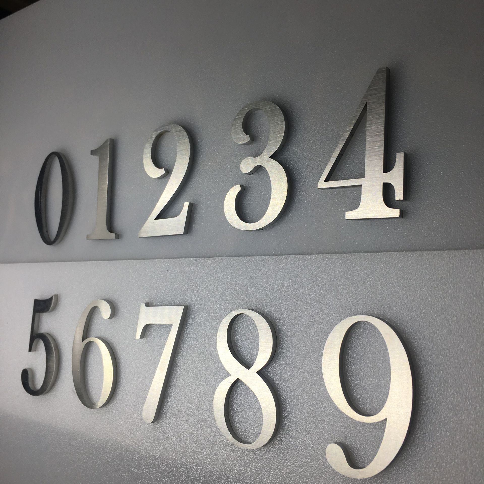 厂家现货酒店门牌号码 拉丝银色金属酒店数字号码 指示牌数字门牌