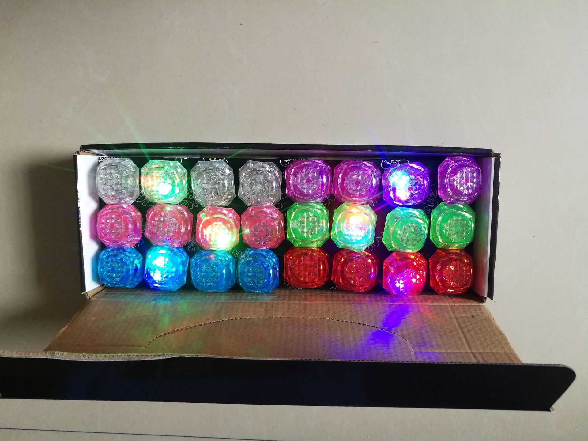 新款3功能闪光大钻戒led发光戒指仿真钻石手指灯软开关舒适款热销