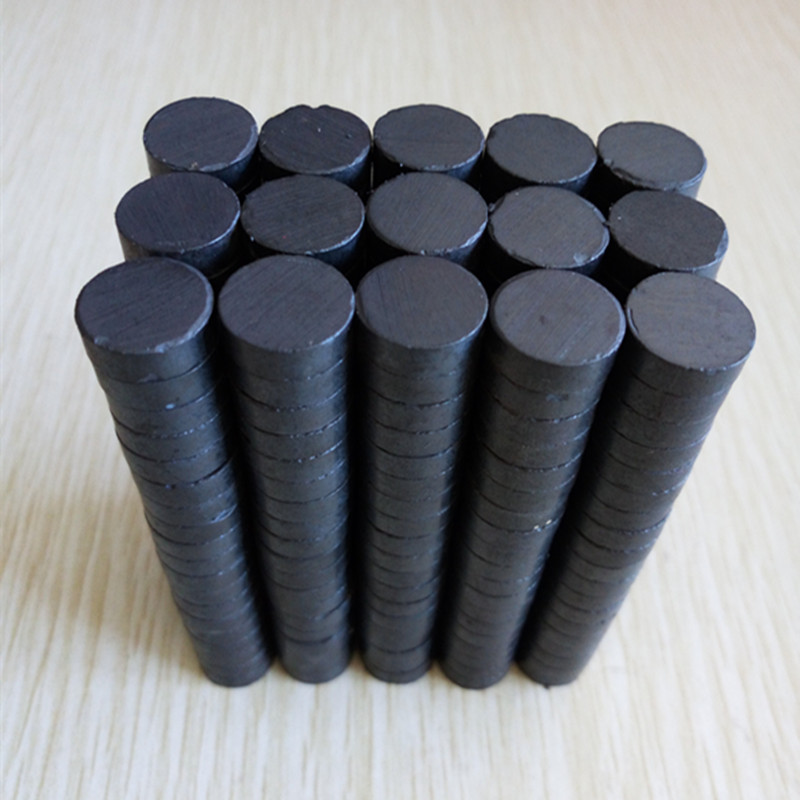 展烈厂家供应同性圆片永磁铁氧体 湿压铁氧体磁石 倒角铁氧体磁铁
