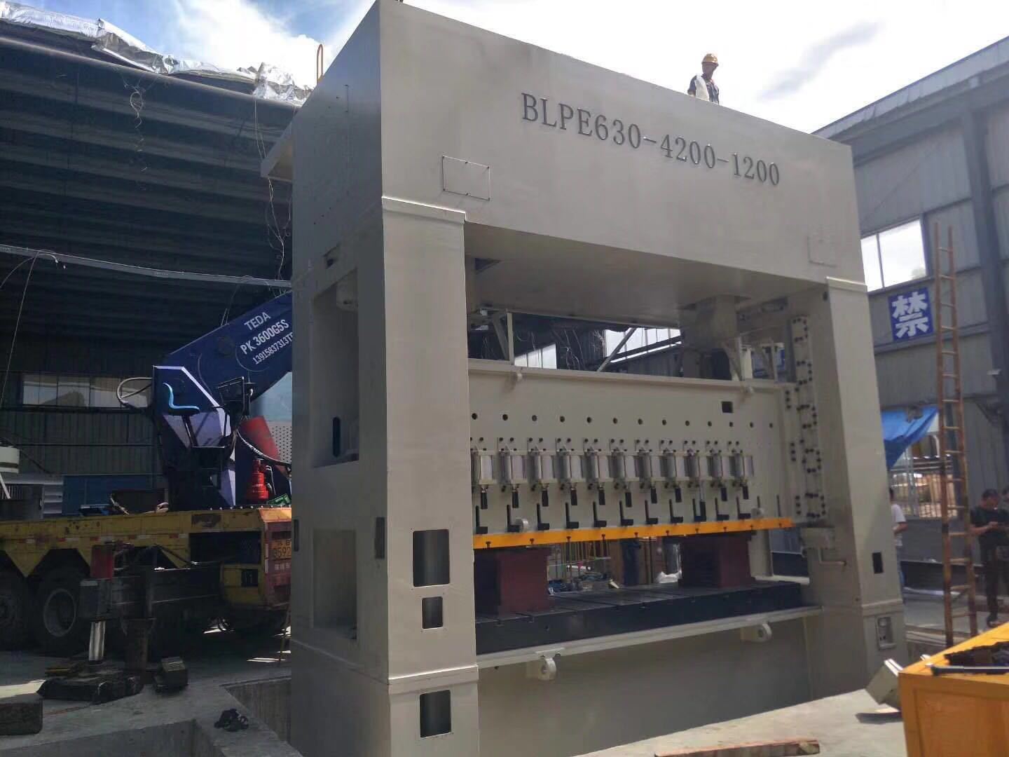 龙门高精密冲床冲电视背专用气动冲床气动压力机龙门压力机