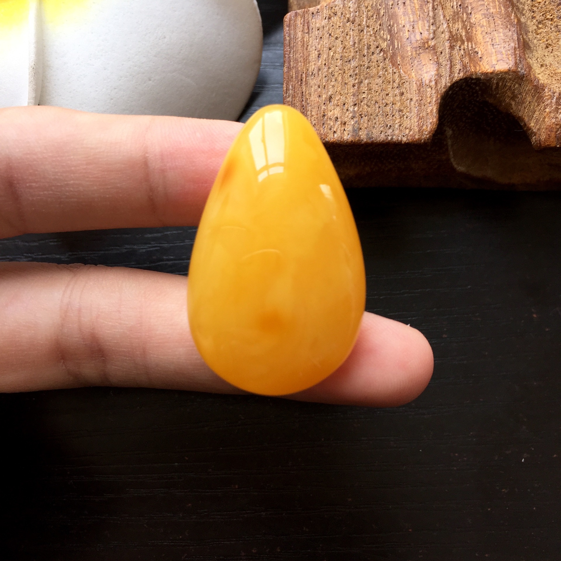 天然鸡油黄蜜蜡吊坠 波罗的海琥珀原矿 欧美风新款 水滴形吊坠女