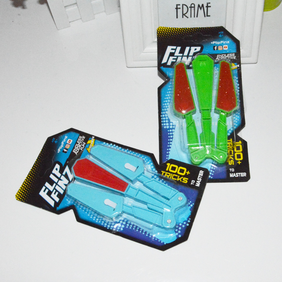 翻转蝴蝶刀发光甩刀玩具flip finz 旋转减压蝴蝶刀 带灯厂家直销