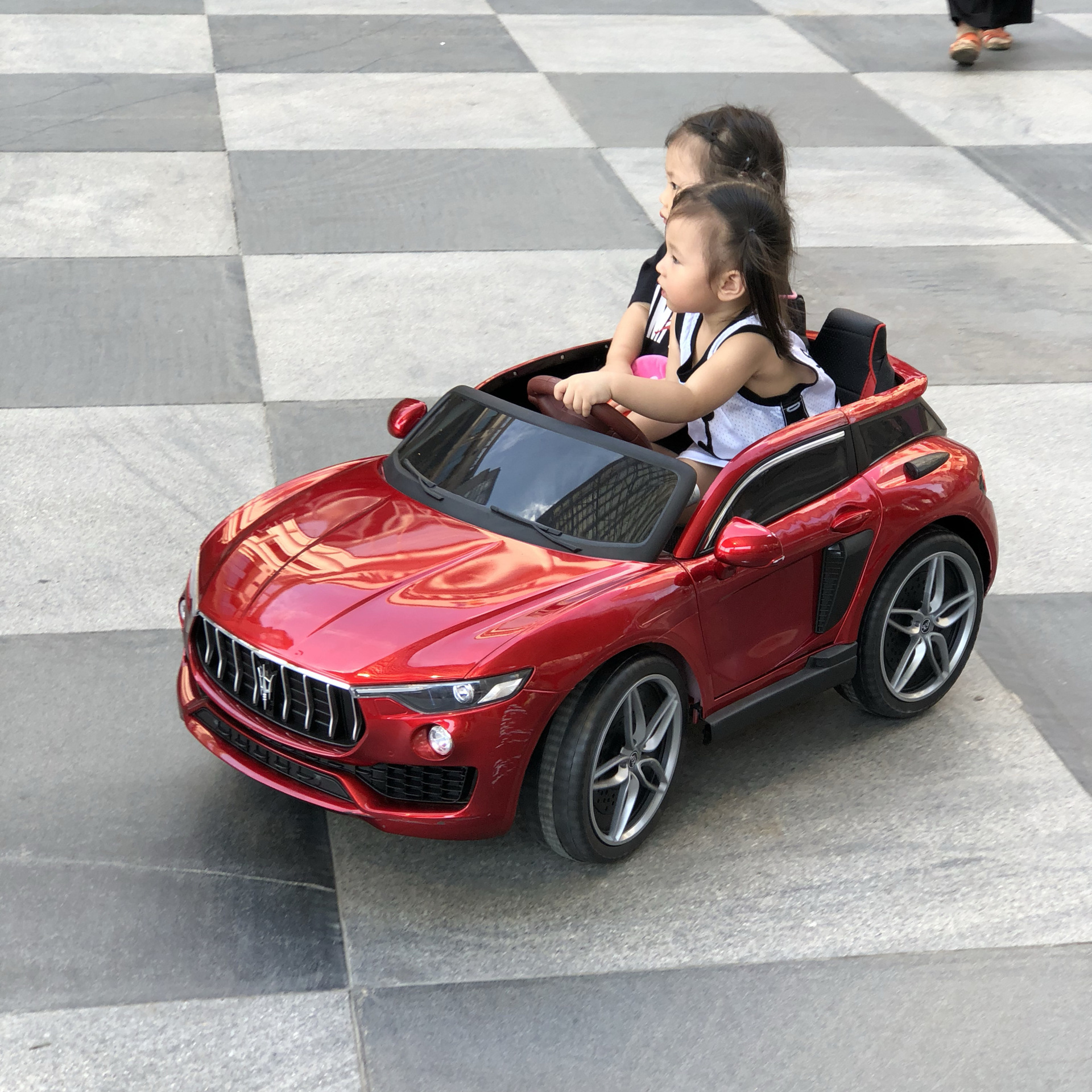 婴儿童电动车四驱动可坐遥控汽车1-3岁4-5摇摆童车玛莎