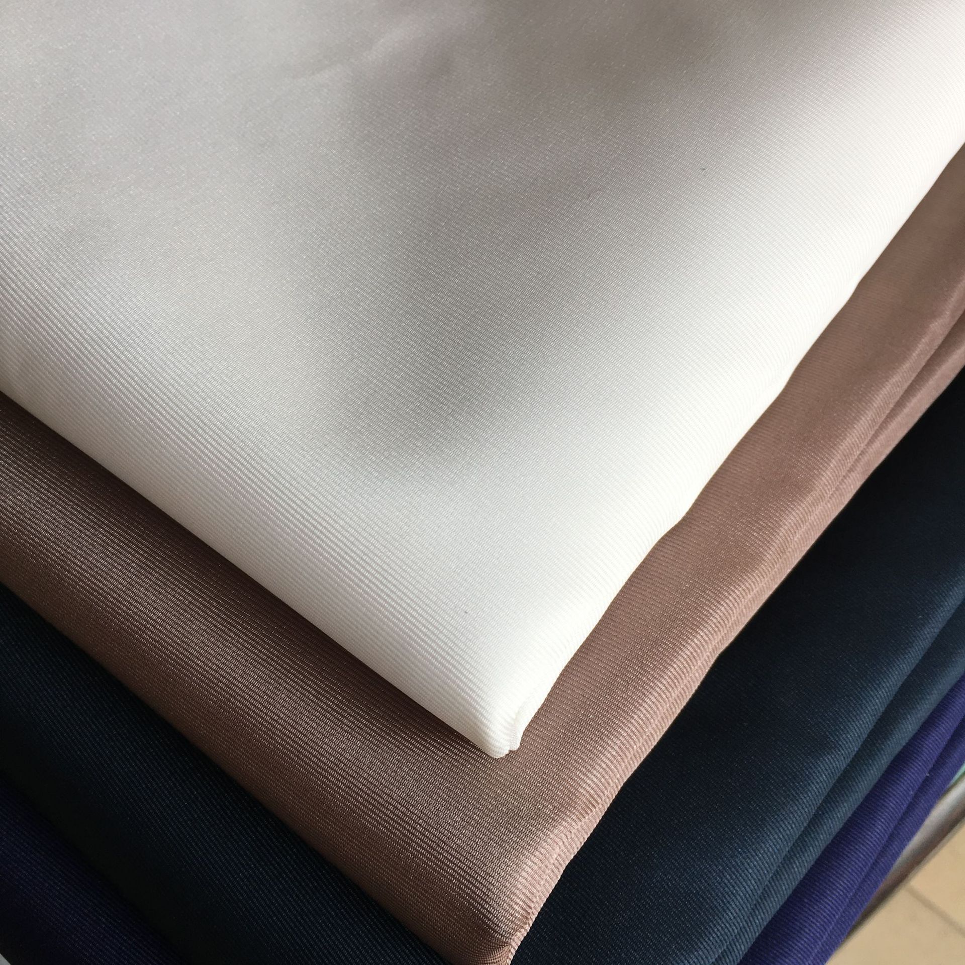 厂家直销山东绸有光涤纶布料高档箱包手袋礼盒美丽绸里布面料