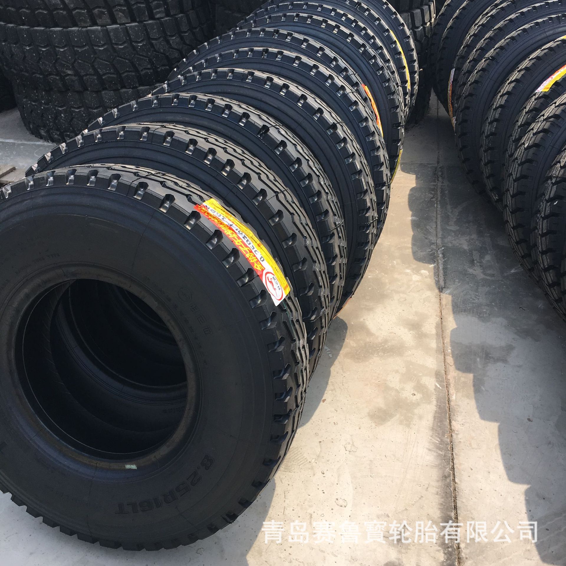 全钢子午线载重卡车轮胎825r16三线花纹轮胎825r16