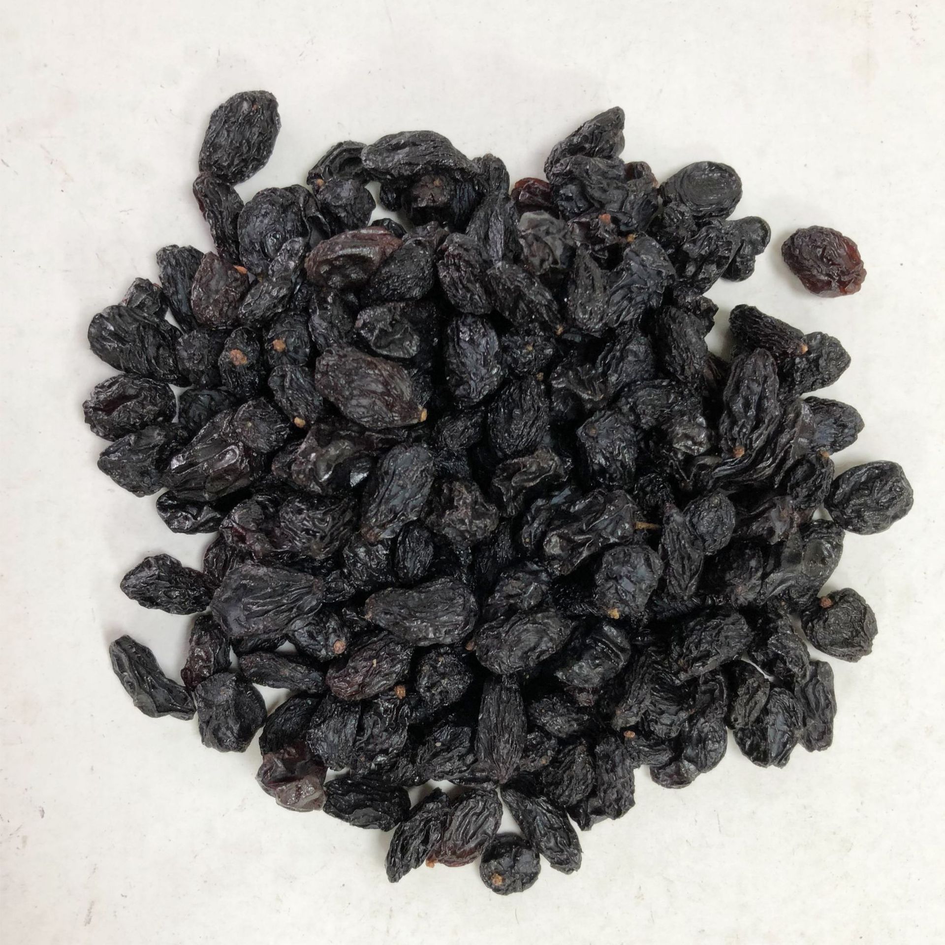 供应乌兹别克斯坦干果自然晾晒黑葡萄干