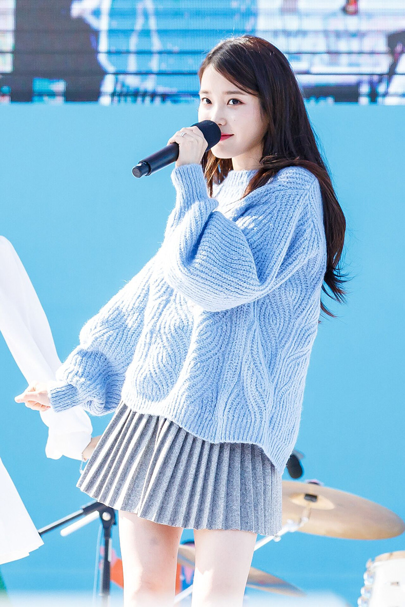 明星iu李知恩同款浅蓝色麻花后背开叉毛衣慵懒风上衣灰色压折半裙