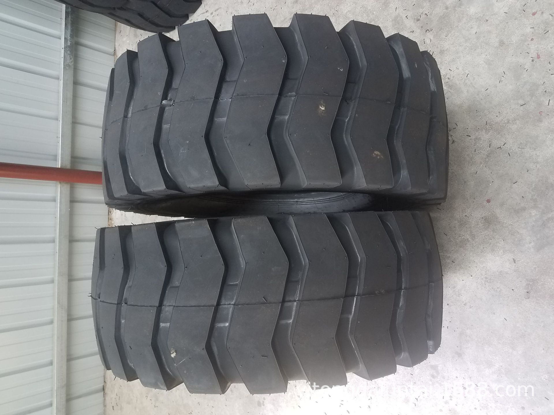 6-28上海50 60农用拖拉机人字花纹轮胎质量三包带内胎