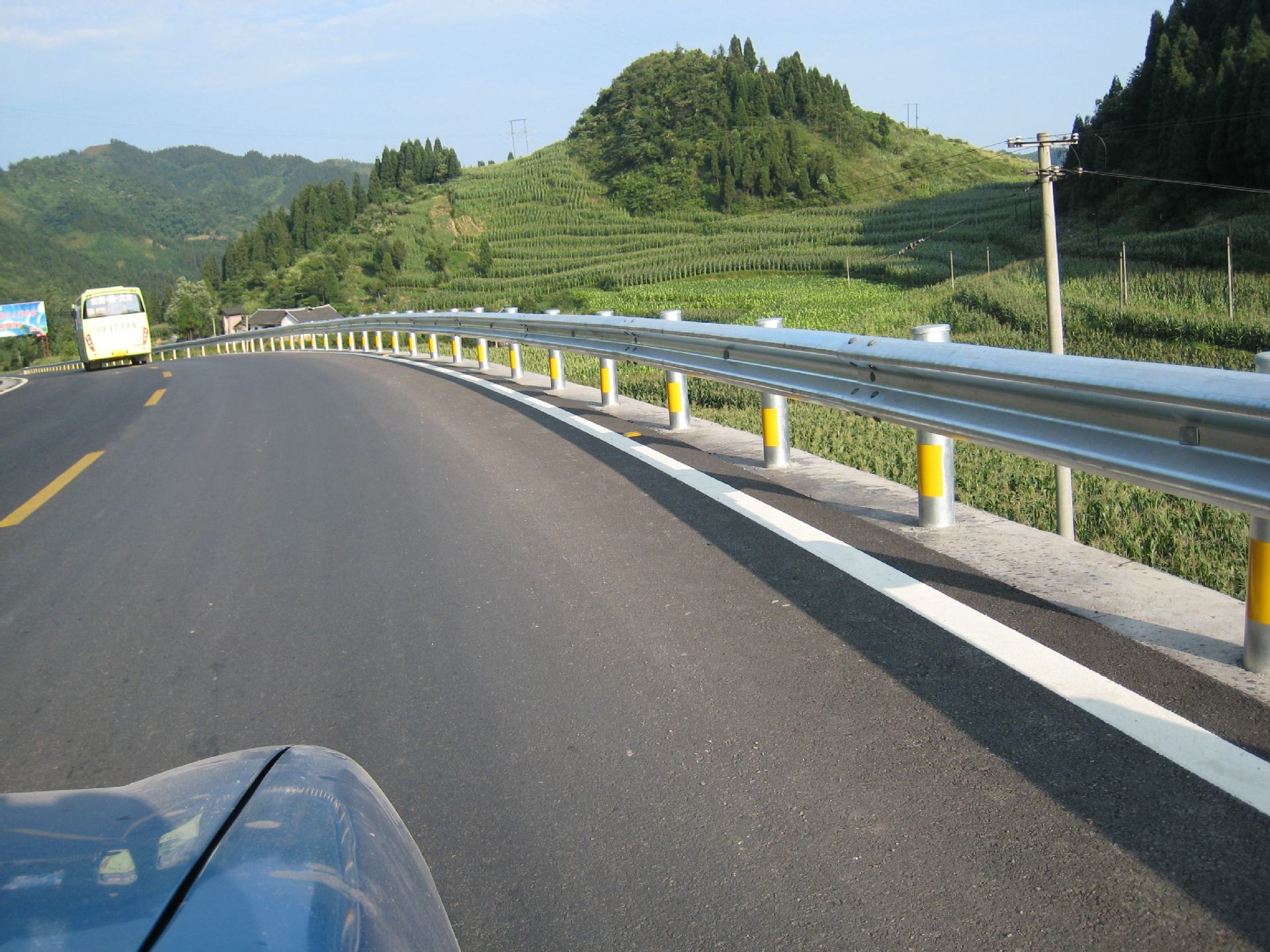 促销高速公路防撞护栏板乡村公路波形防撞栏喷塑耐腐蚀