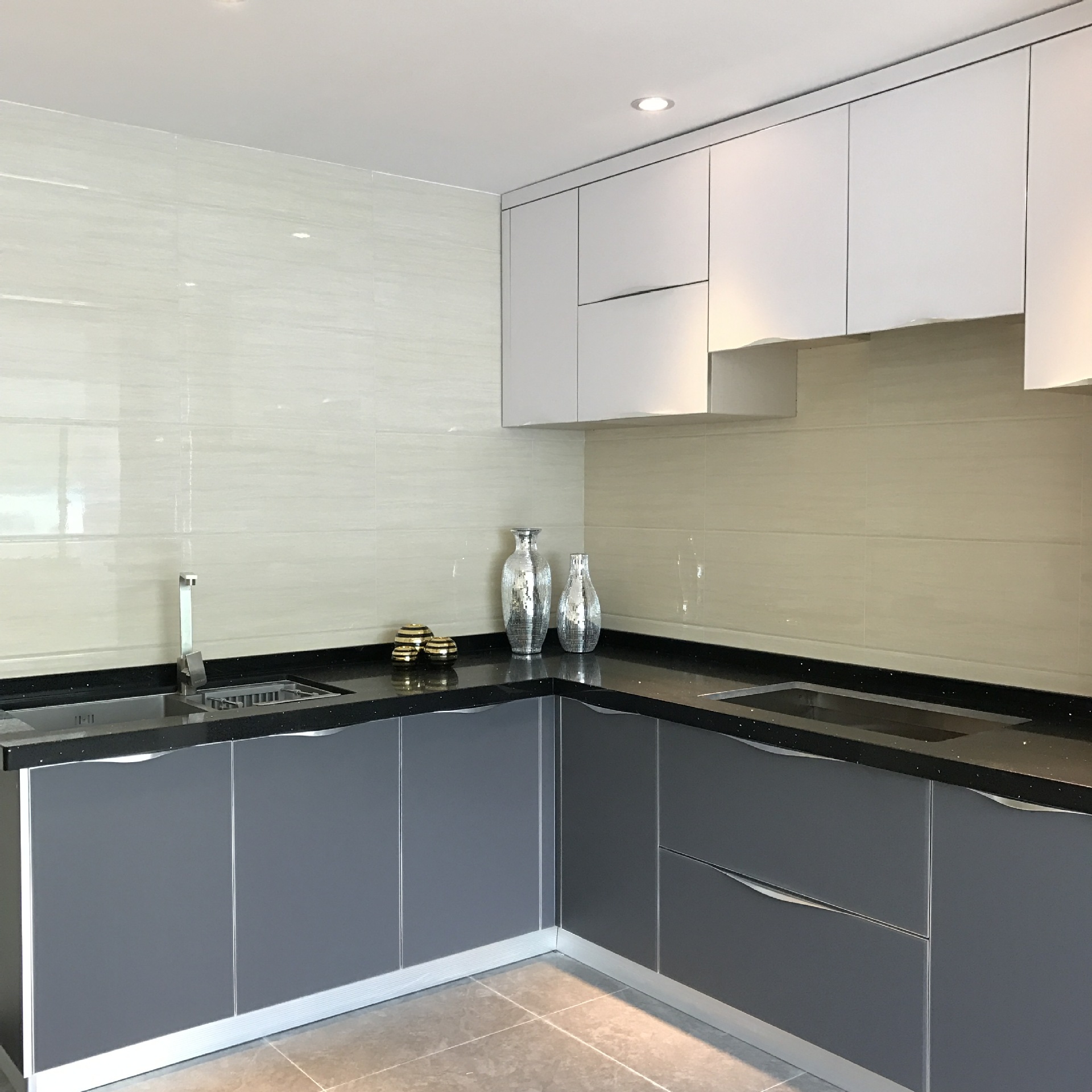 深圳烤漆橱柜工厂定做 精美大芯板柜体酒店橱柜