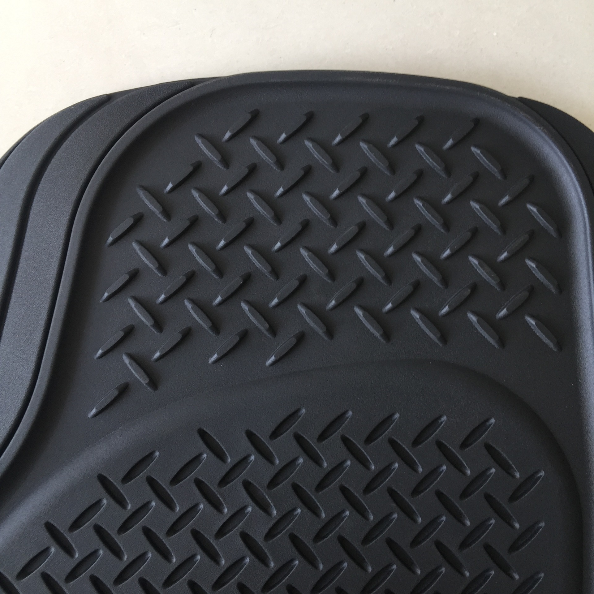 厂家直销汽车脚垫 3片通用防水pvc汽车脚垫 耐用橡胶四季垫批发