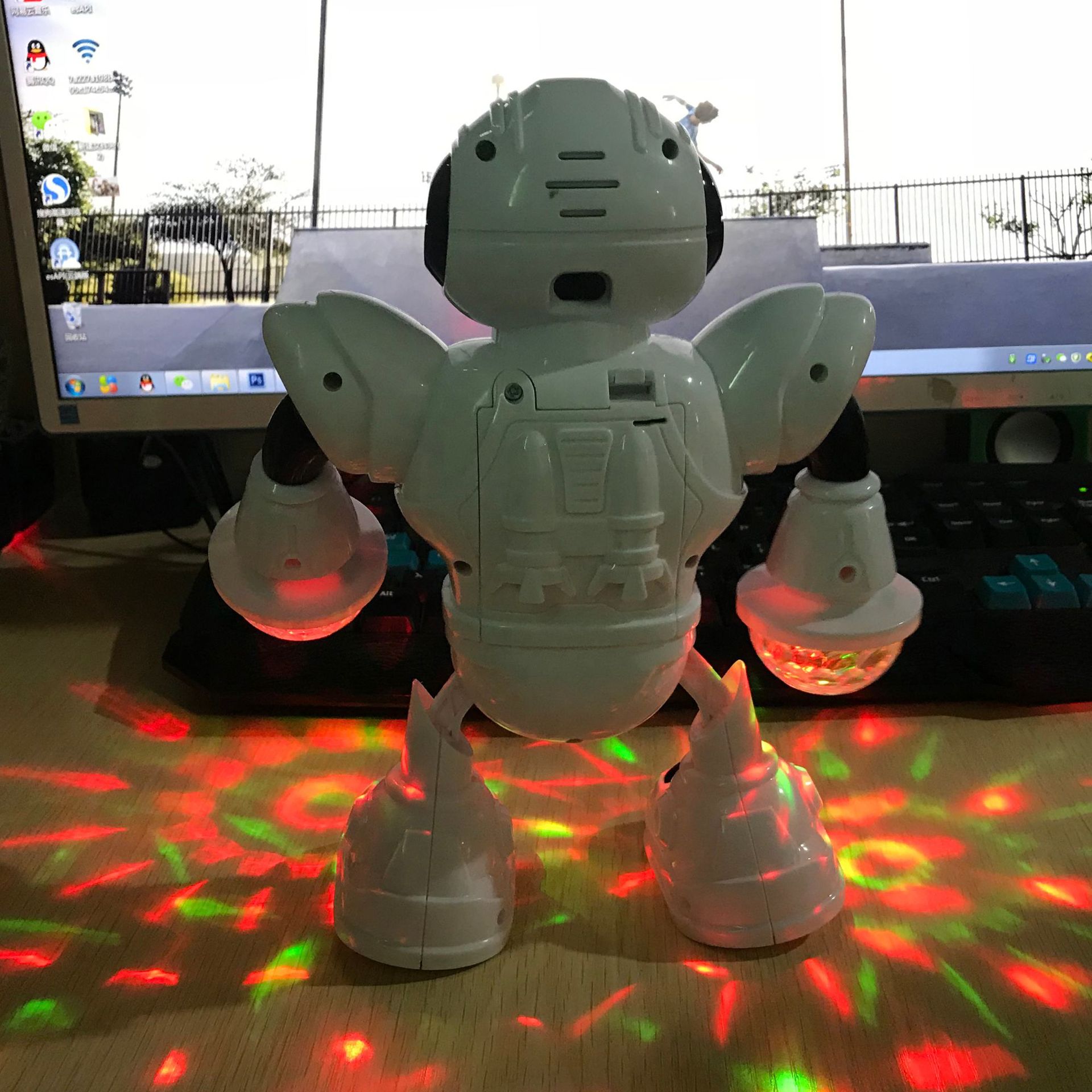 电动跳舞机器人带led灯光音乐儿童益智玩具 炫舞机器人地摊货源