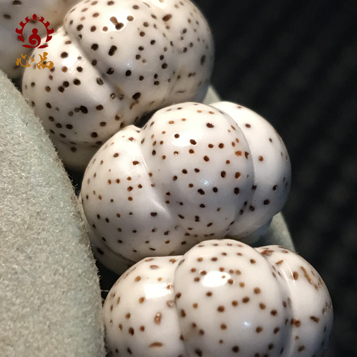 海南星月菩提子精雕南瓜珠佛珠高密干磨顺白菩提子手串配原矿绿松